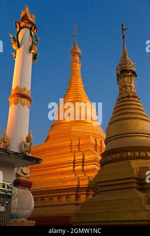 Mandalay Hill, Myanmar, offre une vue imprenable sur la ville et la rivière Irawaddy, ainsi que de superbes couchers de soleil. Qu'est-ce qui ne vous plaît pas ? Eh bien, pour une chose, c'est Banque D'Images