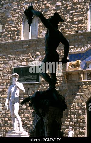 Florence, Italie - 2004 mai ; le Palazzo Vecchio 'Vieux Palais' est l'hôtel de ville de Florence, Italie. Ici, nous voyons deux statues emblématiques à l'extérieur de sa façade. Banque D'Images