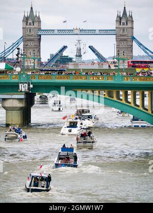 Chaque année, le Thames Festival donne vie à la grande rivière de Londres avec une saison d'événements liés à la rivière d'un mois : art, musique, journées portes ouvertes, ev familiale Banque D'Images