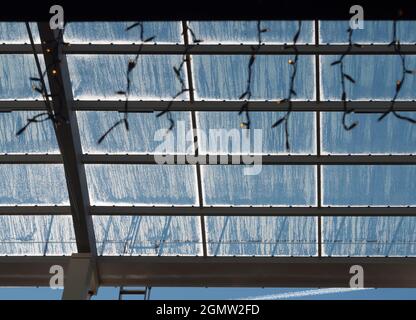 Oxford, Angleterre - 2 décembre 2019 Un étrange, ceci. Vue à travers le puits de lumière de l'atrium d'un bâtiment Oxford intérieur dans le très froid, givré Banque D'Images