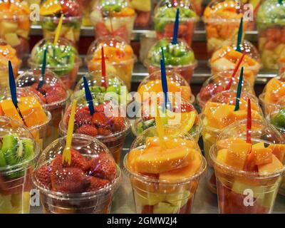 Barcelone, Catalogne, Espagne - 21 juin 2005; pas de personnes en vue. Des collers colorés, parfaits par temps chaud. Une sélection de cocktails de fruits au Boqueria Mark Banque D'Images