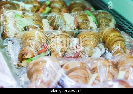 Plusieurs croissants farcis avec de la laitue de thon et de la tomate en vente Banque D'Images