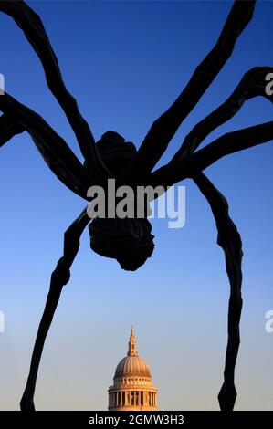 Une étrange juxtaposition d'art moderne et du dôme classique de la cathédrale Saint-Paul, Londres, vu de Jubilee Walk à l'aube. L'araignée n'est plus un Banque D'Images