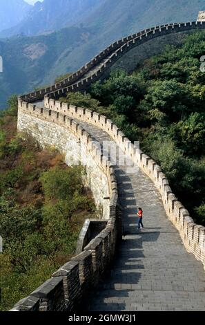 La Chine, la Grande Muraille à Mutianyu - avril 2016 ; maintenant, voici inhabituel. Une fille unique sur la Grande Muraille à Mutianyu. Mutianyu est une section du Grand Wa Banque D'Images