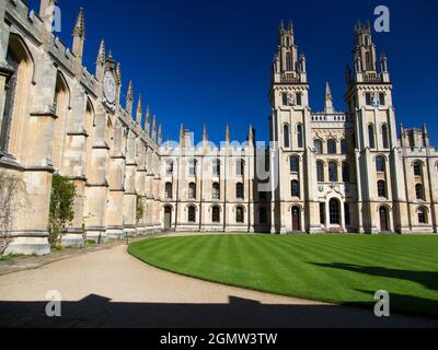 Oxford, Angleterre - 15 mai 2015; pas de personne en vue. All Souls College a été fondé en 1438 par Henry VI d'Angleterre et l'archevêque de Canterbury. Uni Banque D'Images