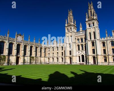 Oxford, Angleterre - 15 mai 2015; pas de personne en vue. All Souls College a été fondé en 1438 par Henry VI d'Angleterre et l'archevêque de Canterbury. Uni Banque D'Images