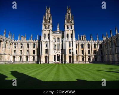 Oxford, Angleterre - 15 mai 2015; pas de personne en vue. All Souls College a été fondé en 1438 par Henry VI d'Angleterre et l'archevêque de Canterbury. Uni Banque D'Images