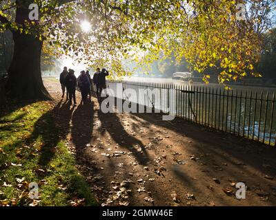 Oxford, Angleterre - 6 novembre 2017 cette vue sur la Tamise à l'automne est le point de départ de ma promenade préférée à Oxford, Angleterre; elle commence ici à la fin Banque D'Images