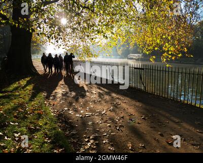 Oxford, Angleterre - 6 novembre 2017 cette vue sur la Tamise à l'automne est le point de départ de ma promenade préférée à Oxford, Angleterre; elle commence ici à la fin Banque D'Images