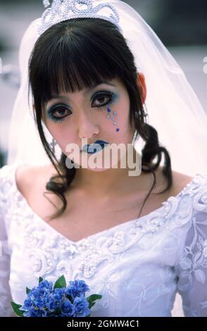 Tokyo, Japon - 6 novembre 2005 ; une fille posant dans le plan Harajuku est le centre de la culture de rue, du cosplay et de la mode de jeunesse à Tokyo. Veille Banque D'Images