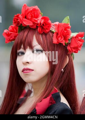 Tokyo, Japon - 6 novembre 2005 ; une fille posant dans la balle. Harajuku est le centre de la culture de rue de pointe, du cosplay et de la mode de jeunesse à Tokyo. VÉ Banque D'Images