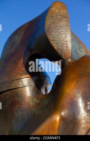 Londres, Angleterre - 2011; c'est l'une de mes pièces préférées de Henry Moore. Sculpté en 1963/4, il est composé de deux grandes formes d'interconnexion empilées o Banque D'Images