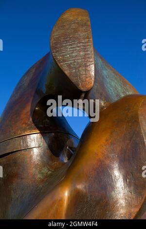 Londres, Angleterre - 2011; c'est l'une de mes pièces préférées de Henry Moore. Sculpté en 1963/4, il est composé de deux grandes formes d'interconnexion empilées o Banque D'Images