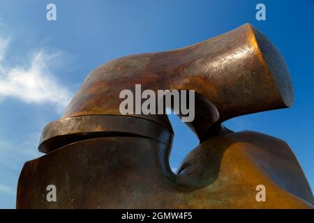 Londres, Angleterre - 2011; c'est l'une de mes pièces préférées de Henry Moore. Sculpté en 1963/4, il est composé de deux grandes formes d'interconnexion empilées o Banque D'Images