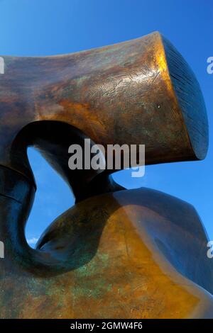 Londres, Angleterre - 2011; c'est l'une de mes pièces préférées de Henry Moore. Sculpté en 1963/4, il est composé de deux grandes formes d'interconnexion empilées o Banque D'Images