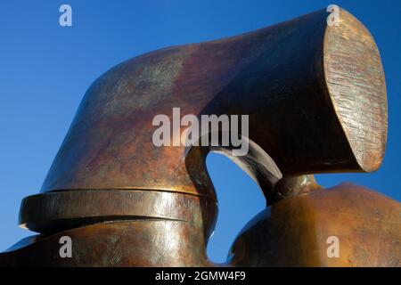 Londres, Angleterre - 2011; c'est l'une de mes pièces préférées de Henry Moore. Sculpté en 1963/4, il est composé de deux grandes formes d'interconnexion empilées o Banque D'Images