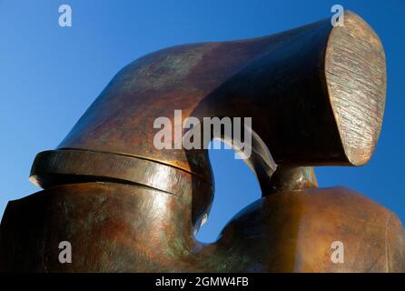 Londres, Angleterre - 2011; c'est l'une de mes pièces préférées de Henry Moore. Sculpté en 1963/4, il est composé de deux grandes formes d'interconnexion empilées o Banque D'Images