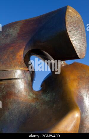 Londres, Angleterre - 2011; c'est l'une de mes pièces préférées de Henry Moore. Sculpté en 1963/4, il est composé de deux grandes formes d'interconnexion empilées o Banque D'Images