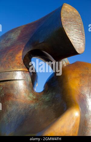 Londres, Angleterre - 2011; c'est l'une de mes pièces préférées de Henry Moore. Sculpté en 1963/4, il est composé de deux grandes formes d'interconnexion empilées o Banque D'Images