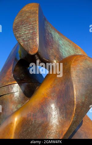 Londres, Angleterre - 2011; c'est l'une de mes pièces préférées de Henry Moore. Sculpté en 1963/4, il est composé de deux grandes formes d'interconnexion empilées o Banque D'Images