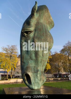 Still Water est une sculpture en bronze d'extérieur massive (10m) de la tête d'un cheval par NIC Fiddian-Green, situé à Marble Arch à Londres, Royaume-Uni. EREC Banque D'Images