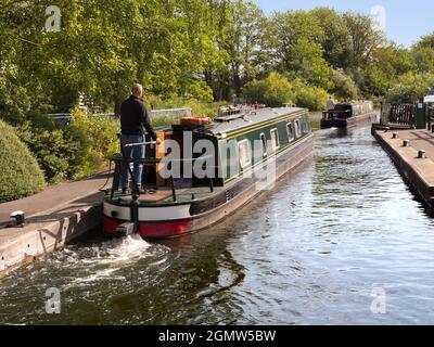 Abingdon à Oxfordshire, Angleterre - 11 août 2019 ; deux personnes en balle. Une scène intemporelle à Abingdon écluse les portes d'un beau jour d'automne; ils sont sur le Banque D'Images