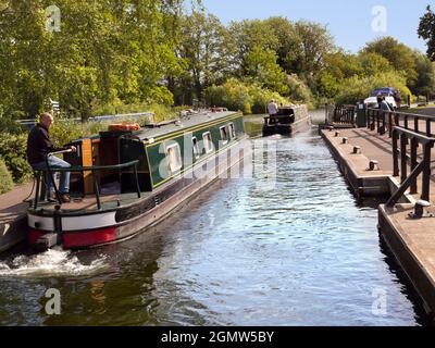 Abingdon à Oxfordshire, Angleterre - 11 août 2019 ; cinq personnes en balle. Une scène intemporelle à Abingdon écluse les portes d'un beau jour d'automne; ces portes sont sur le Th Banque D'Images