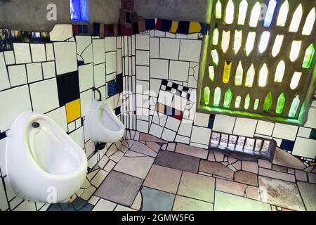 Nouvelle-Zélande - 10 mai 2012 ; les célèbres toilettes publiques de Hundertwasser sont situées à Kawakawa, sur l'île du Nord de la Nouvelle-Zélande. Ils sont probablement les seuls Banque D'Images