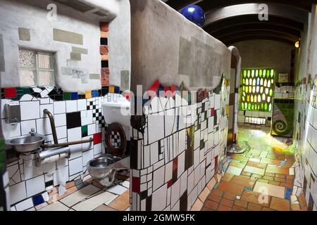 Nouvelle-Zélande - 10 mai 2012 ; les célèbres toilettes publiques de Hundertwasser sont situées à Kawakawa, sur l'île du Nord de la Nouvelle-Zélande. Ils sont probablement les seuls Banque D'Images