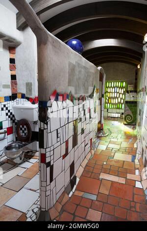 Nouvelle-Zélande - 10 mai 2012 ; les célèbres toilettes publiques de Hundertwasser sont situées à Kawakawa, sur l'île du Nord de la Nouvelle-Zélande. Ils sont probablement les seuls Banque D'Images