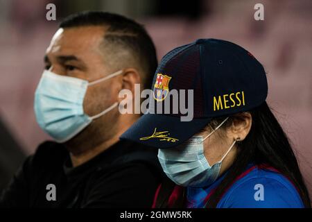 ESPAGNE-SOCCER-LA LIGA SANTANDER-FCB VS GRENADE CF. Un supporter du FC Barcelone avec un masque facial et un chapeau de Léon Messi lors du match de la Liga Santander entre le FC Barcelone et le FC Grenade à Camp Nou, Barcelone, Espagne, le 20 septembre 2021. © Joan Gosa 2021 Banque D'Images