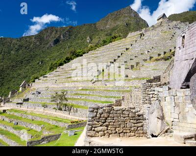 Machu Picchu, Pérou - 14 mai 2018 situé dans un endroit montagneux impressionnant à 2400m d'altitude dans les Andes, les ruines de la ville inca du XVe siècle Banque D'Images