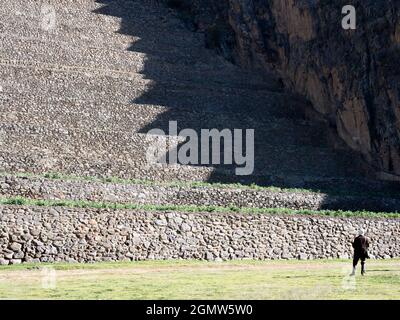 Ollantaytambo, Pérou - 14 mai 2018; un seul homme en vue. Les anciennes ruines de l'Inca à Ollantaytambo sont situées à une altitude de 2 792m perchée au-dessus de l'U Banque D'Images