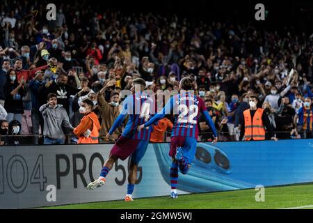 ESPAGNE-SOCCER-LA LIGA SANTANDER-FCB VS GRENADE CF. FC Barcelone (4) Ronald Araujo célèbre son score avec (22) Óscar Mingueza et ses supporters lors du match de la Liga Santander entre le FC Barcelone et Grenade CF à Camp Nou, Barcelone, Espagne, le 20 septembre 2021. © Joan Gosa 2021 Banque D'Images