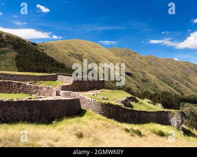 Pukapukara, Pérou - 15 mai 2018 Pukapukaru est un site de ruines militaires incas anciennes au Pérou, près de Cusco. Seulement les murs défensifs épais et ter Banque D'Images