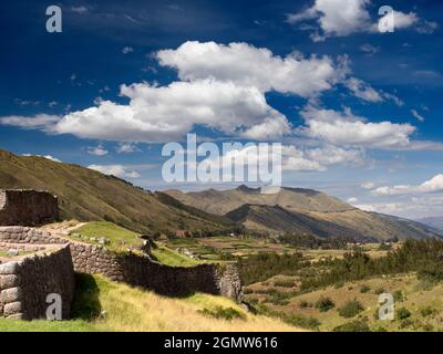 Pukapukara, Pérou - 15 mai 2018 Pukapukaru est un site de ruines militaires incas anciennes au Pérou, près de Cusco. Seulement les murs défensifs épais et ter Banque D'Images