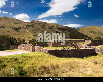 Pukapukara, Pérou - 15 mai 2018 Pukapukaru est un site de ruines militaires incas anciennes au Pérou, près de Cusco. Seulement les murs défensifs épais et ter Banque D'Images