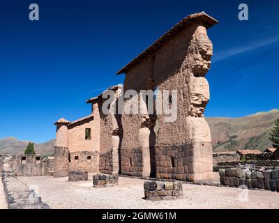 Raqchi, Pérou - 14 mai 2018 les anciennes ruines de l'Inca à Raqchi sont situées à 3480m d'altitude dans la région de Cusco, au Pérou. Son exploit le plus remarquable Banque D'Images