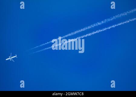 Radley Village, Oxfordshire, Royaume-Uni - avril 2020; contrastes - Un jjet survolant mon village natal de Radley dans un ciel d'été clair. Au cas où vous vous demandiez Banque D'Images