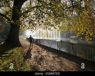 Oxford, Angleterre - 6 novembre 2017 cette vue sur la Tamise à l'automne est le point de départ de ma promenade préférée à Oxford, Angleterre; elle commence ici à la fin Banque D'Images