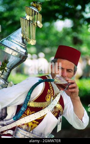 Istanbul, Turquie - juin 2003 Un vendeur de jus de rue à Istanbul - très bienvenue, sur une journée chaude et attachante! Banque D'Images