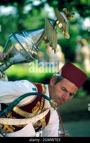 Istanbul, Turquie - juin 2003 Un vendeur de jus de rue à Istanbul - très bienvenue, sur une journée chaude et attachante! Banque D'Images