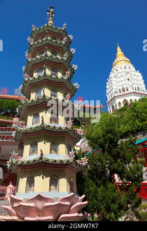 Penang, Malaisie - 7 avril 2011; surplombant la mer, Kek Lok si (Temple céleste), sur l'île de Penang, est le plus grand temple bouddhiste de Malaisie. Il o Banque D'Images