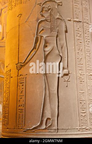 Assouan, Égypte - 1er décembre 2010 ; le Temple de Kom Ombo est un temple double inhabituel avec des zones dédiées à deux dieux - Hathoror et Horus. Il était principalement c Banque D'Images