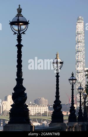 Londres, Angleterre - 2012 ; l'emblématique London Eye, ou roue du millénaire, est une élégante grande roue moderne sur la rive sud de la Tamise à Lon Banque D'Images