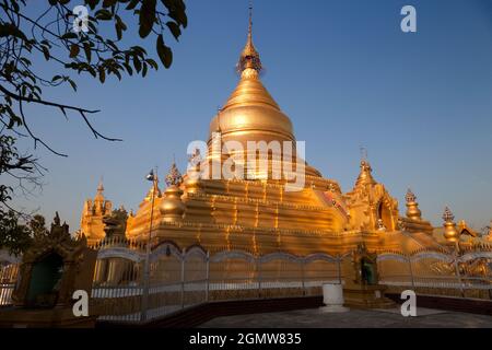 Mandalay, Myanmar - 25 janvier 2013 ; la pagode de Kuthodaw est un stupa bouddhiste, situé à Mandalay, en Birmanie (Myanmar), qui contient le plus grand livre du monde Banque D'Images