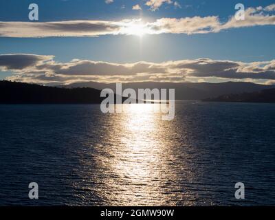 Hobart, Tasmanie, Australie - 17 février 2109 ; un petit yacht au milieu de l'immensité de l'océan, naviguant au coucher du soleil dans la mer de Tasman au large de la Tasmanie. Banque D'Images