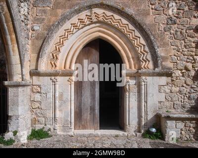 Château médiéval dans la cour intérieure de Sicile avec arches décorées de l'ancien fort dans la ville de Mussomeli (Caltanissetta) Banque D'Images