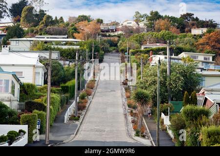 Dunedin, Nouvelle-Zélande - 23 mai 2012 Un homme descend la rue Baldwin dans la banlieue de Dunedin. Il est plus difficile de se lever ! Selon le Livre Guinness de Banque D'Images