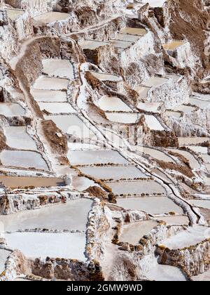 Maras, Pérou - 12 mai 2018 depuis l'Empire des Incas, les mines de sel de Maras sont continuellement exploitées depuis de nombreux siècles. Ces spectaculaires évaporativ Banque D'Images